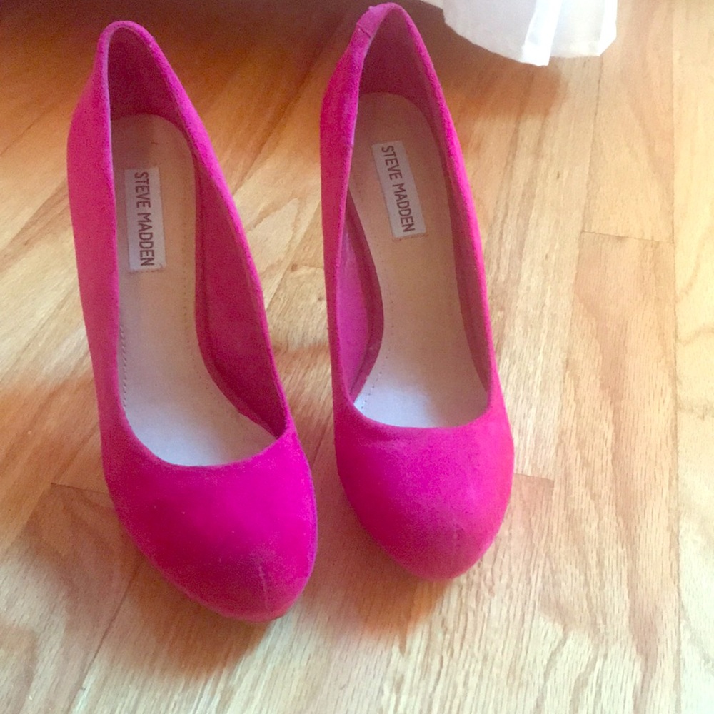 Hot pink suede Steve Madden pumps